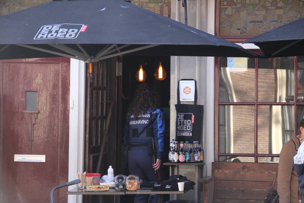 Handhaving doet onderzoek bij café De Strohoed