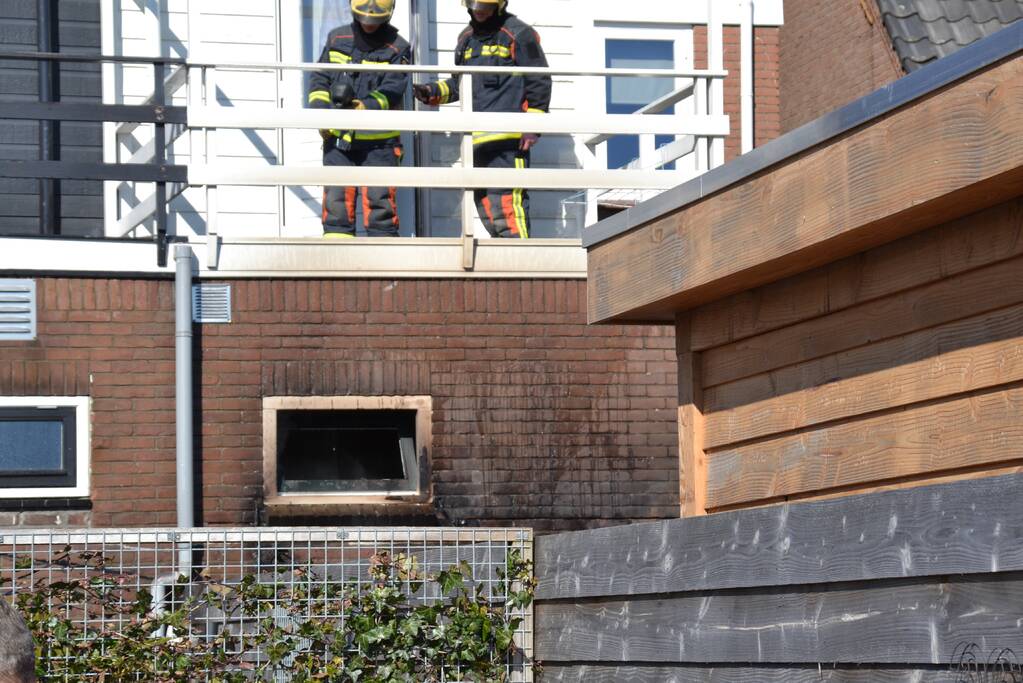 Smeulende barbecue zorgt voor brand