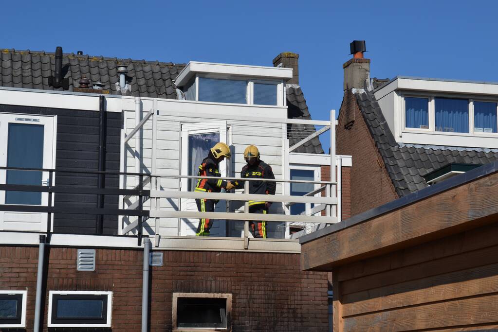 Smeulende barbecue zorgt voor brand