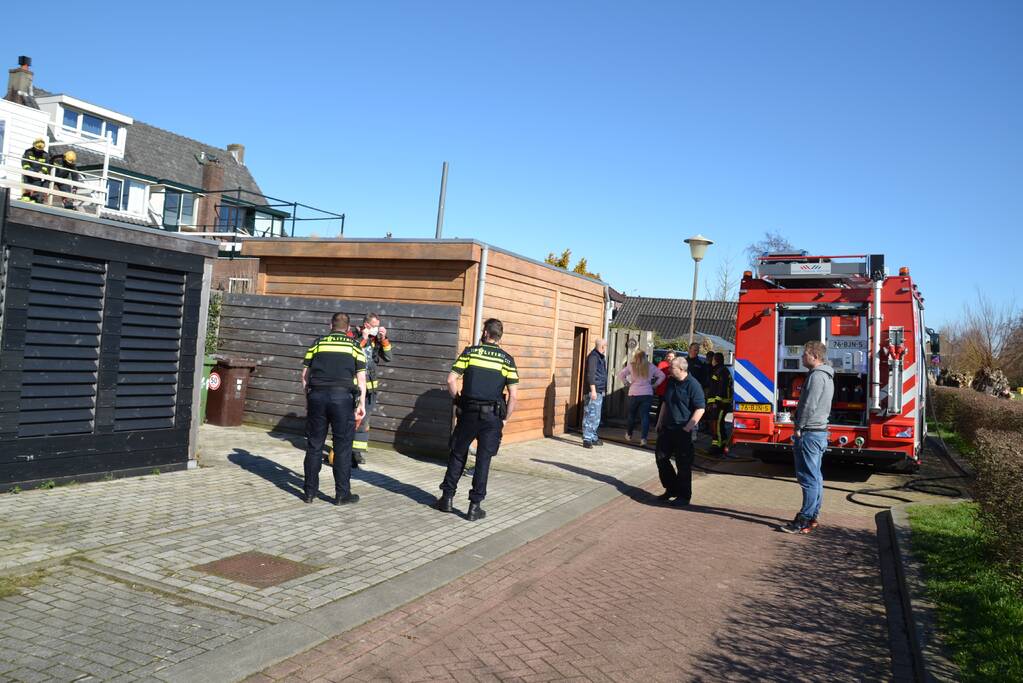 Smeulende barbecue zorgt voor brand