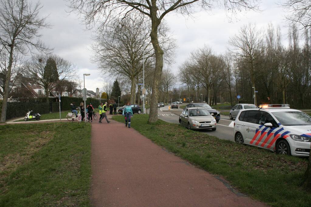 Auto's botsen voor oversteek