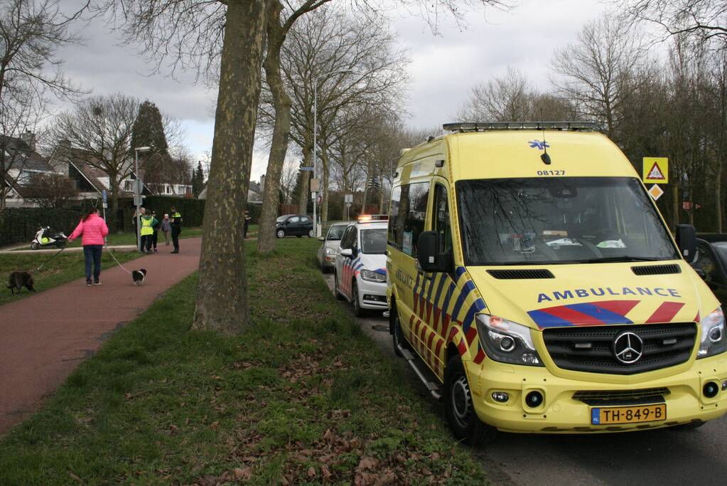 Auto's botsen voor oversteek
