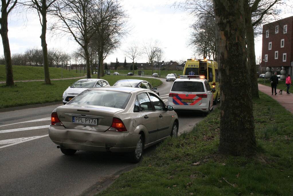 Auto's botsen voor oversteek