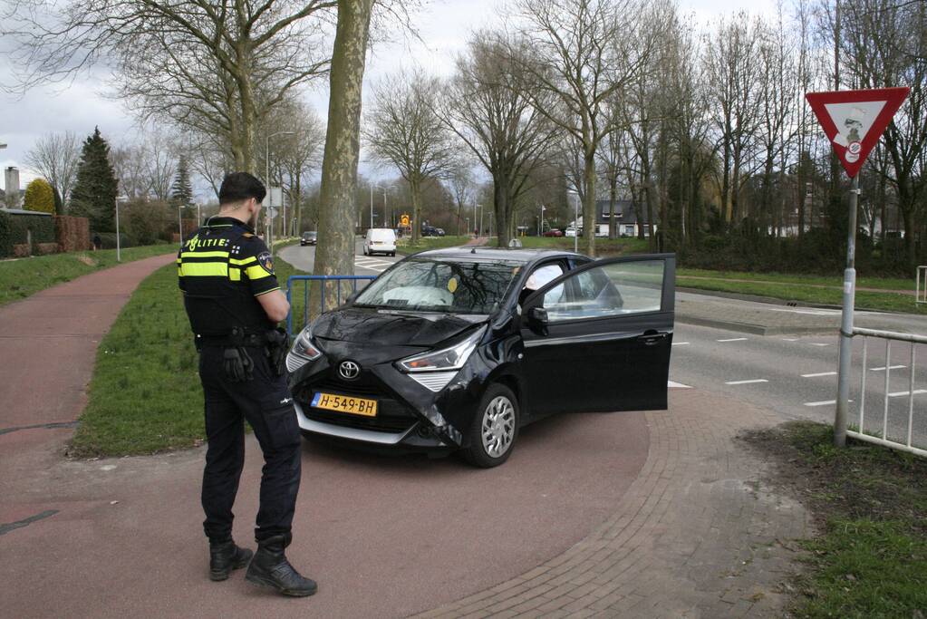Auto's botsen voor oversteek
