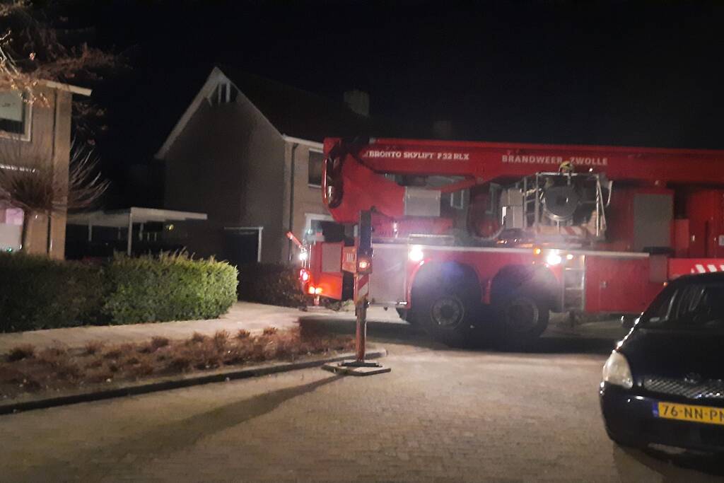 Brandend hout zit vast in schoorsteen