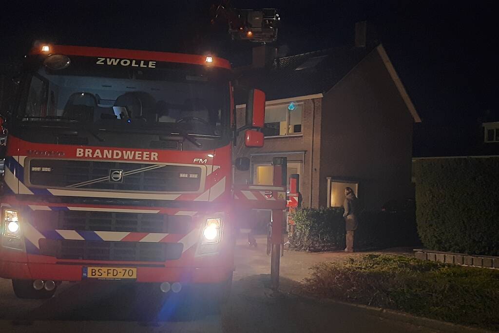 Brandend hout zit vast in schoorsteen