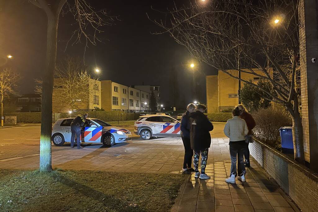 Brandweer blust brandende papiercontainer