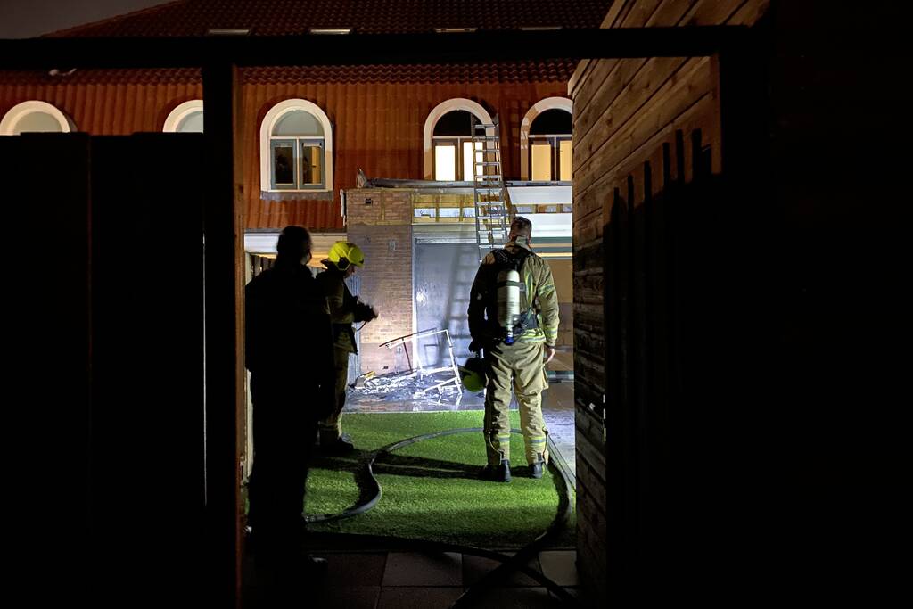 Brand in achtertuin van woning