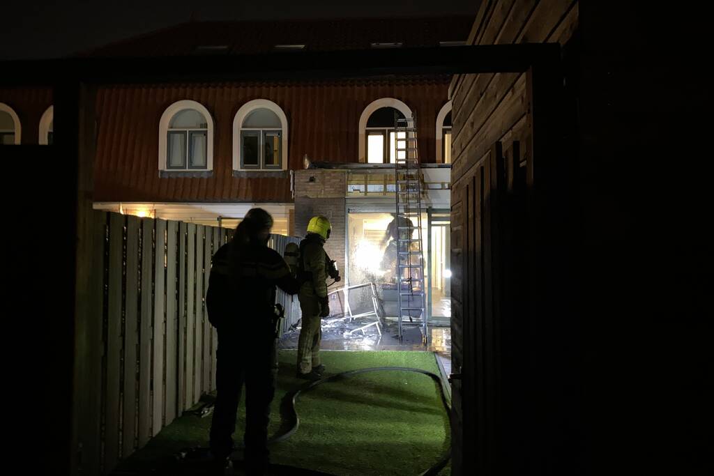 Brand in achtertuin van woning