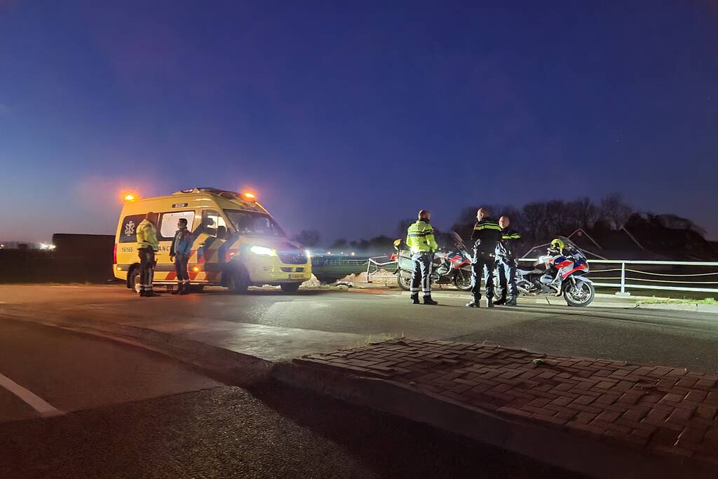 Automobilist mist bocht belandt te water