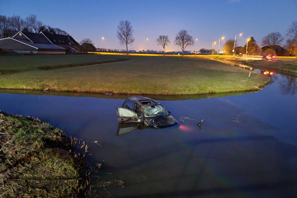 Automobilist mist bocht belandt te water