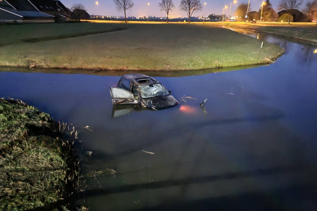 Automobilist mist bocht belandt te water
