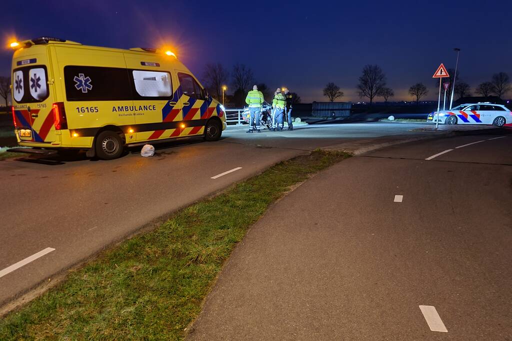 Automobilist mist bocht belandt te water