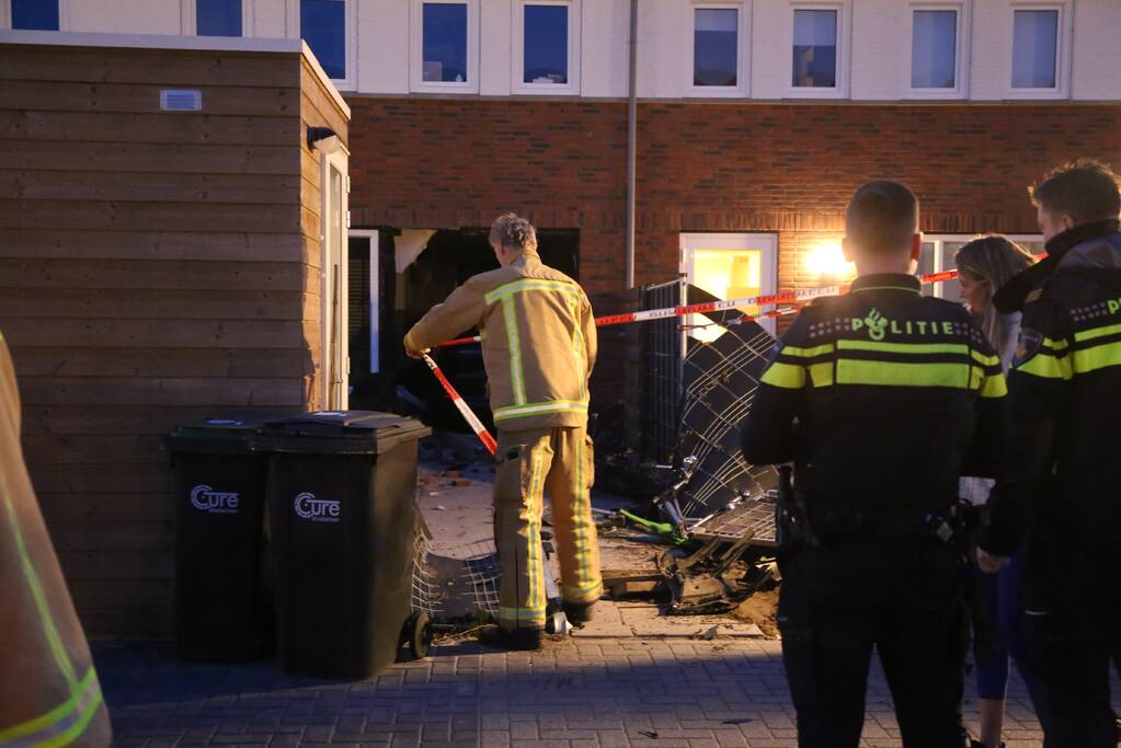 Automobilist rijdt met Porsche Cayenne woning binnen