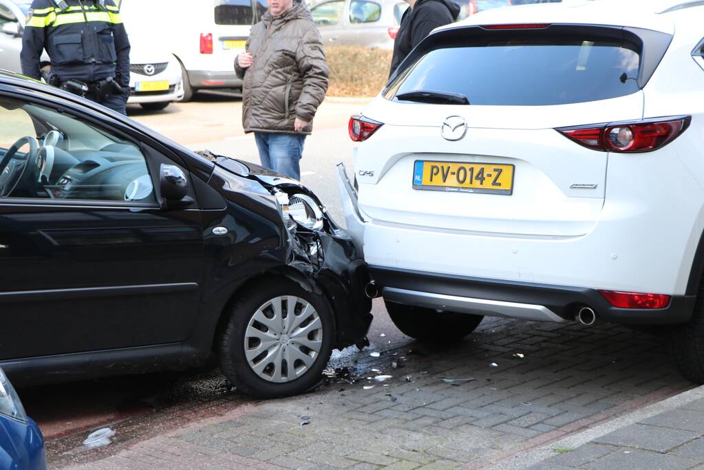 Automobiliste botst op geparkeerde auto