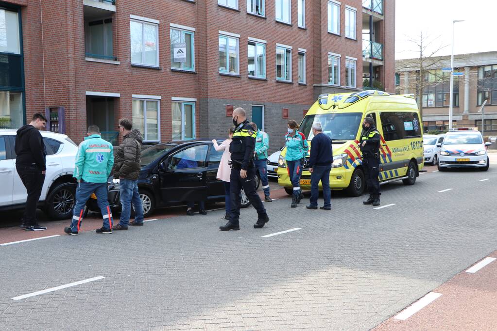 Automobiliste botst op geparkeerde auto