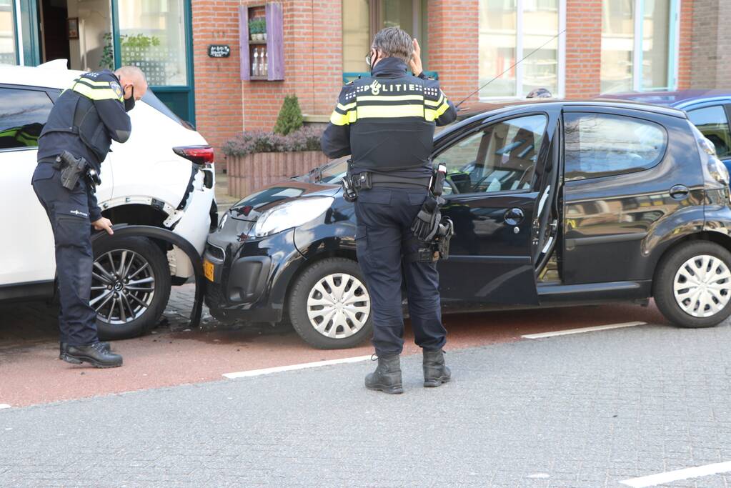 Automobiliste botst op geparkeerde auto