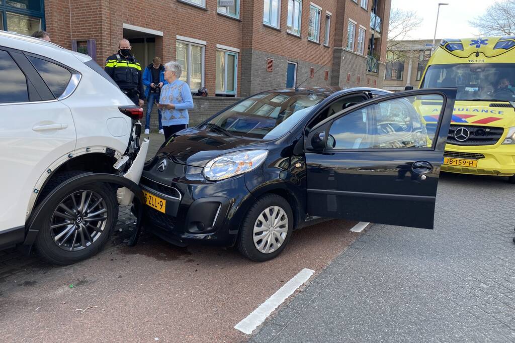 Automobiliste botst op geparkeerde auto
