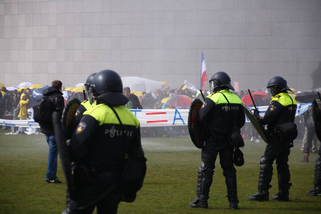 Honderden mensen demonstreren tegen coronamaatregelen