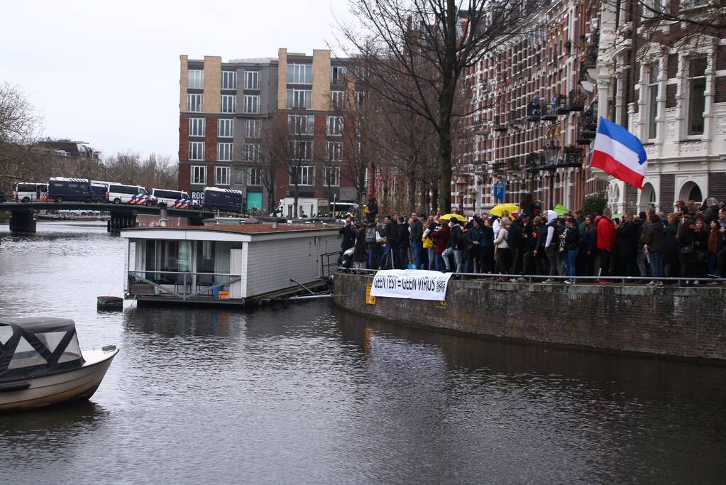 Honderden mensen demonstreren tegen coronamaatregelen