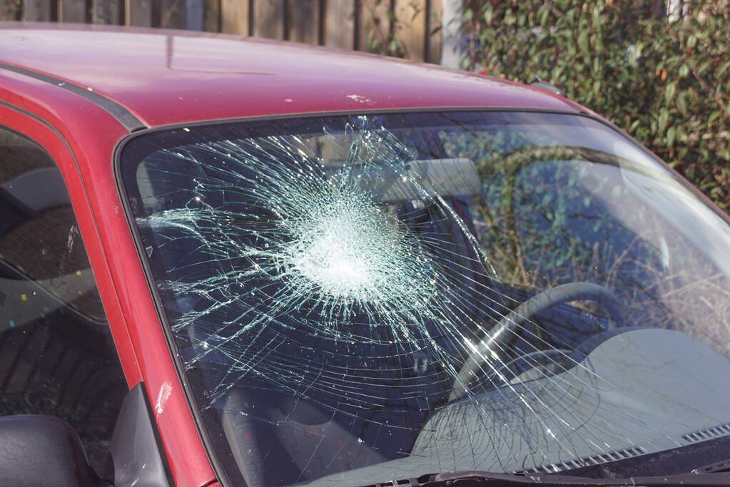 Auto's vernield op parkeerplaats