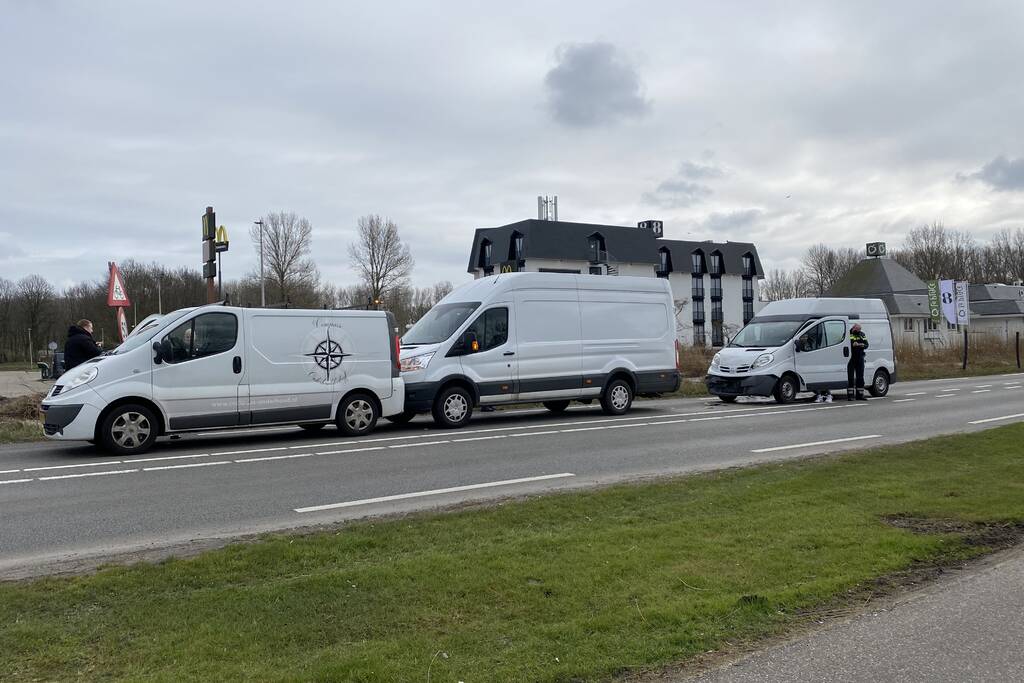 Drie bestelbussen botsen op elkaar