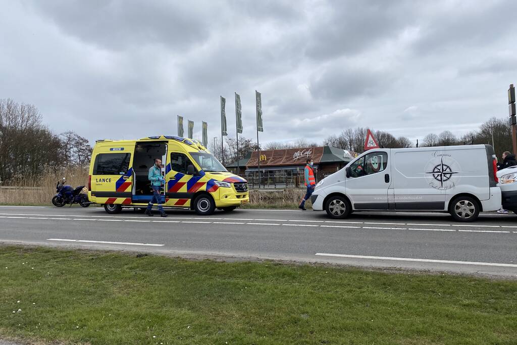 Drie bestelbussen botsen op elkaar
