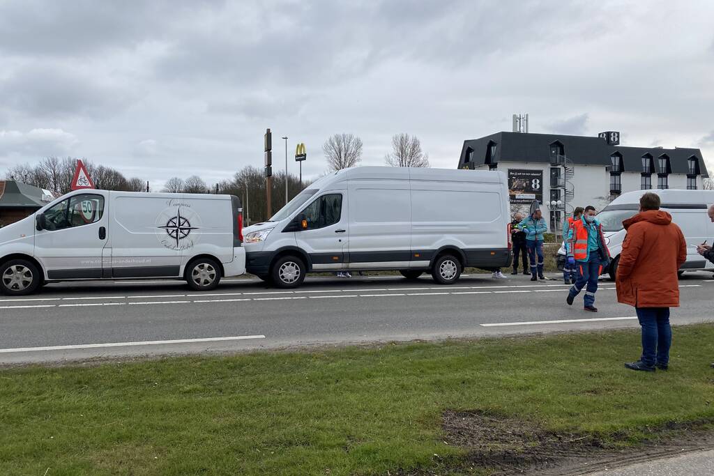 Drie bestelbussen botsen op elkaar