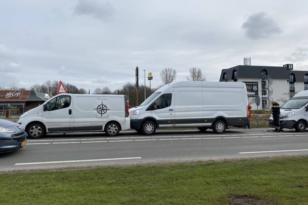 Drie bestelbussen botsen op elkaar