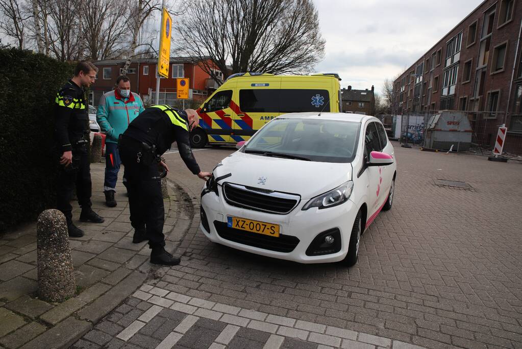 Schade bij aanrijding tussen twee auto's