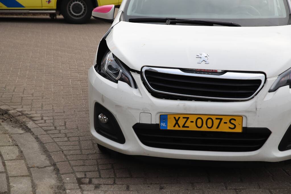 Schade bij aanrijding tussen twee auto's