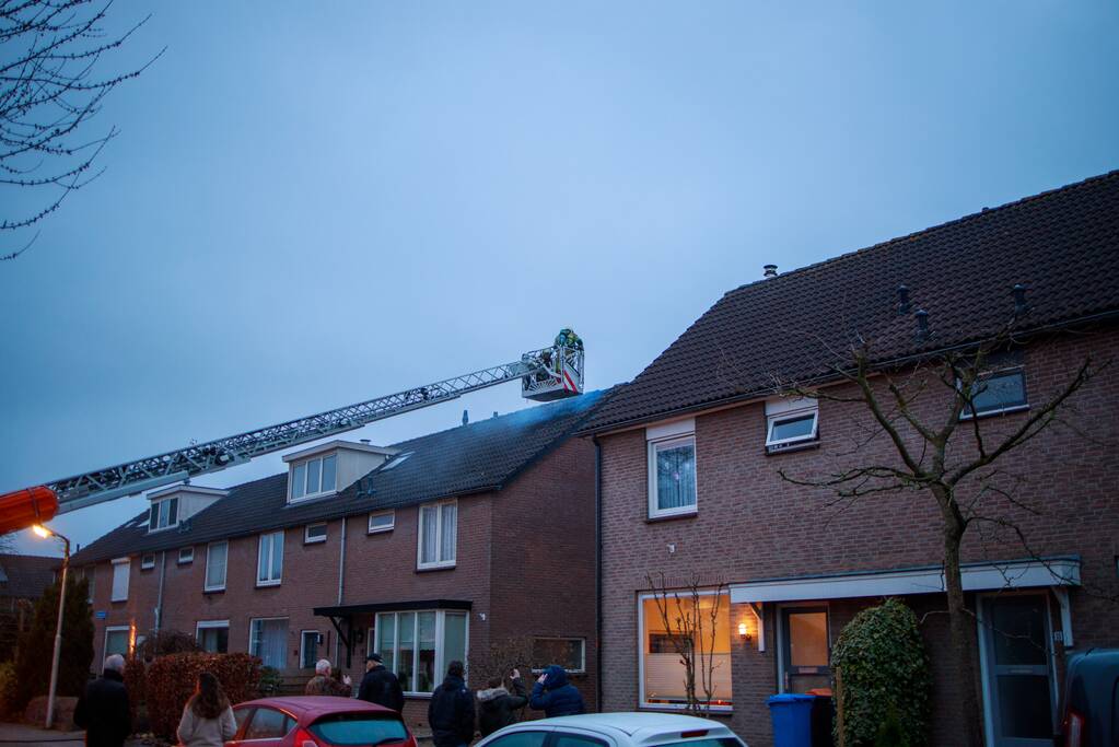 Flink gat in het dak door brand