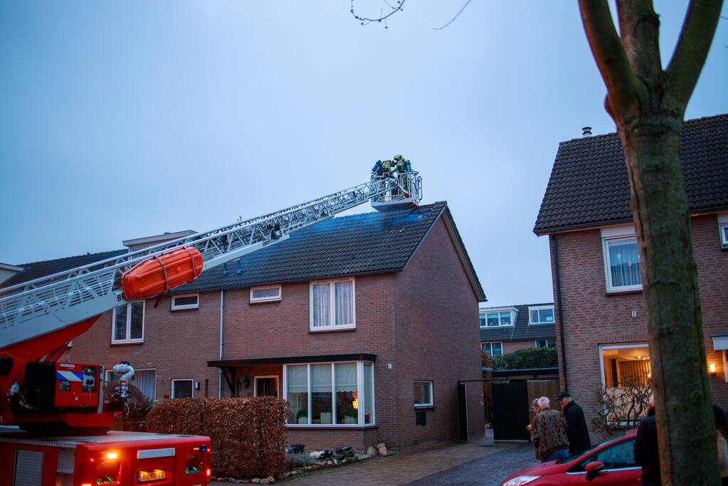 Flink gat in het dak door brand