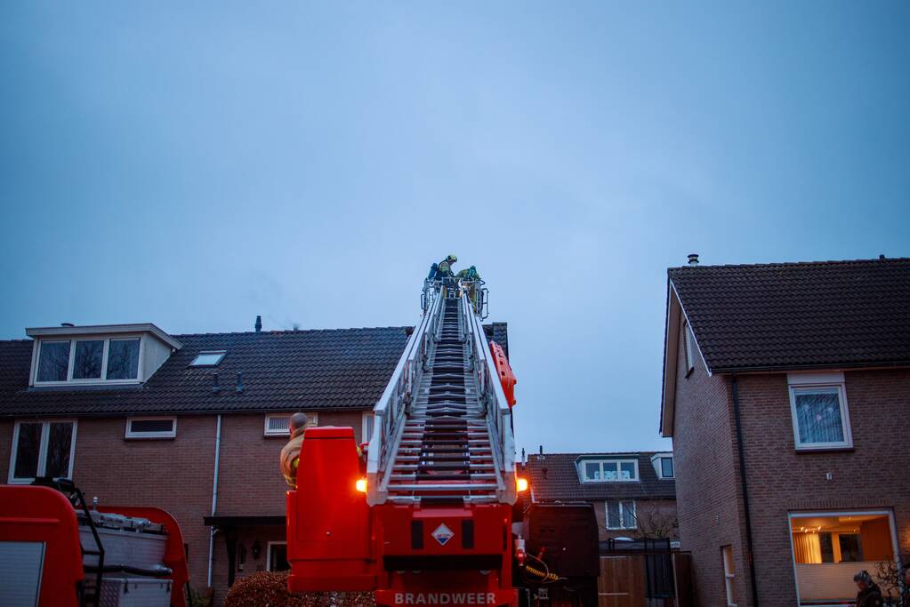 Flink gat in het dak door brand