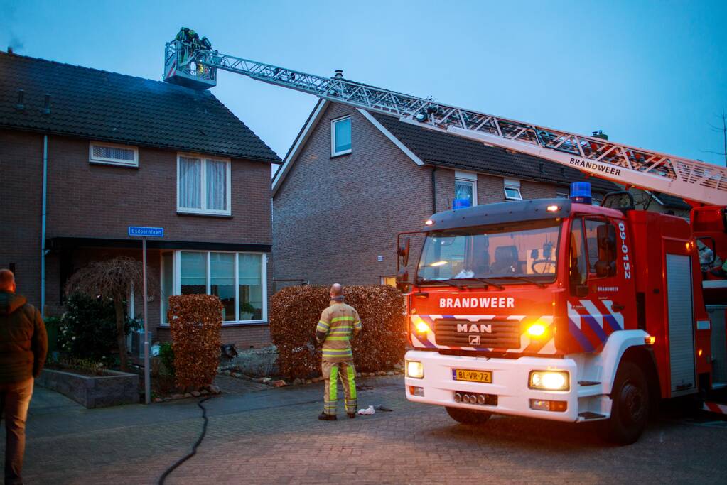 Flink gat in het dak door brand