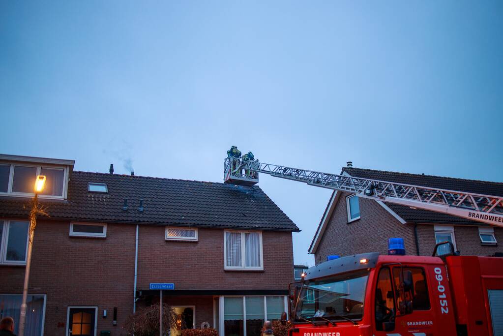 Flink gat in het dak door brand