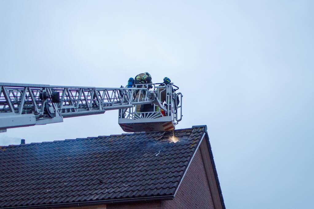 Flink gat in het dak door brand