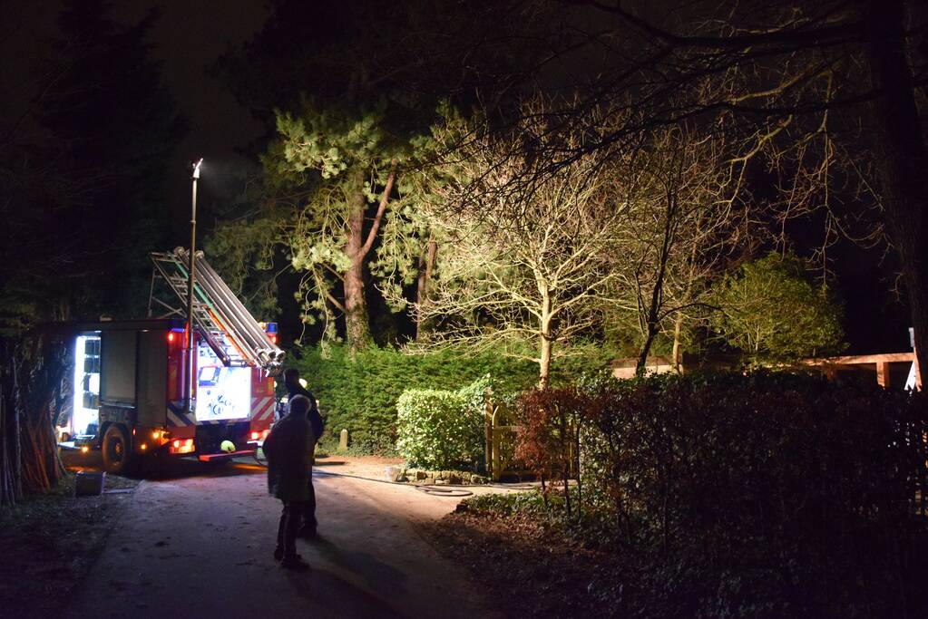 Brand op dak van vakantiewoning
