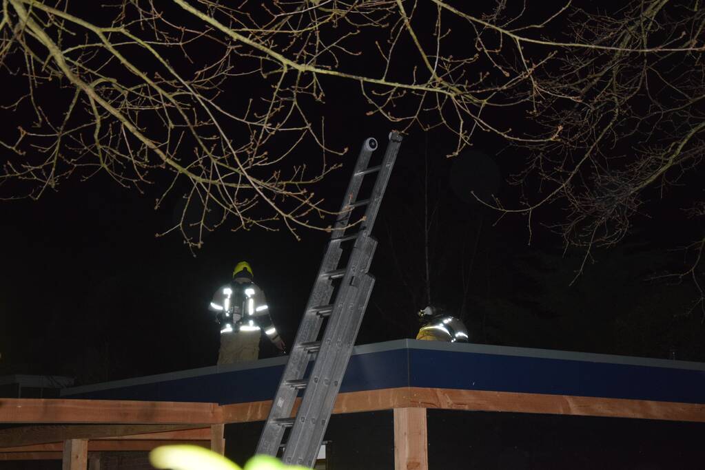 Brand op dak van vakantiewoning