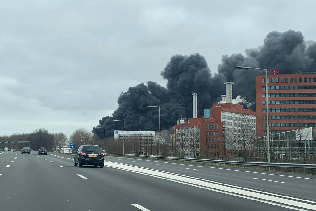 Enorme rookwolken bij grote brand in bedrijfspand