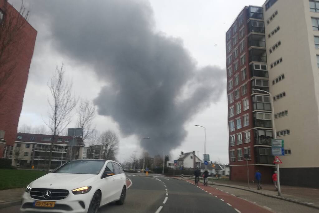 Enorme rookwolken bij grote brand in bedrijfspand