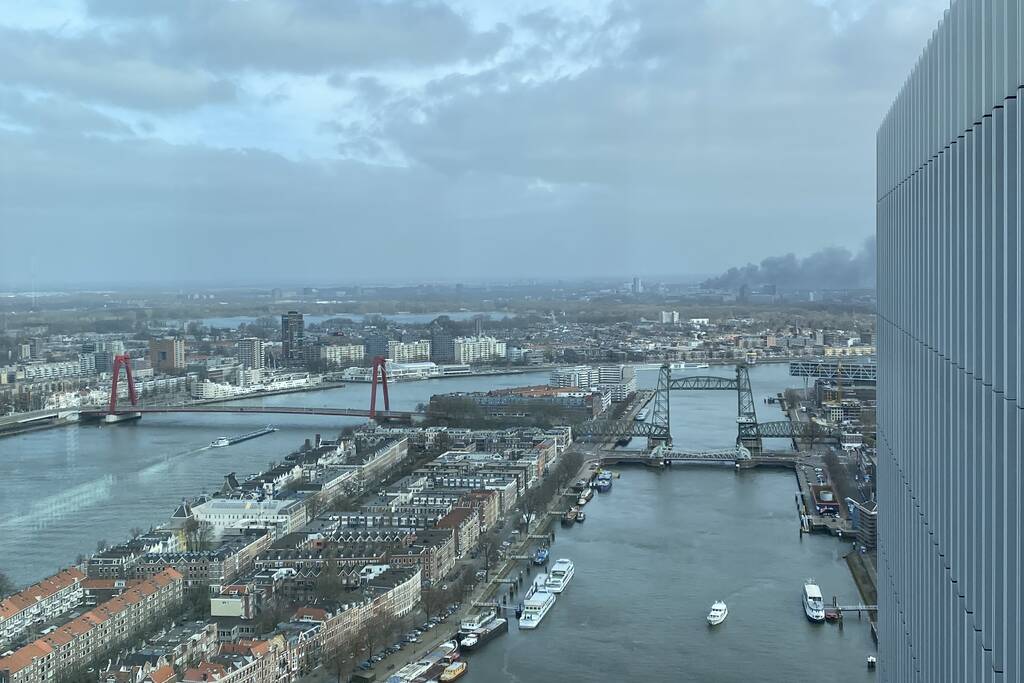 Enorme rookwolken bij grote brand in bedrijfspand