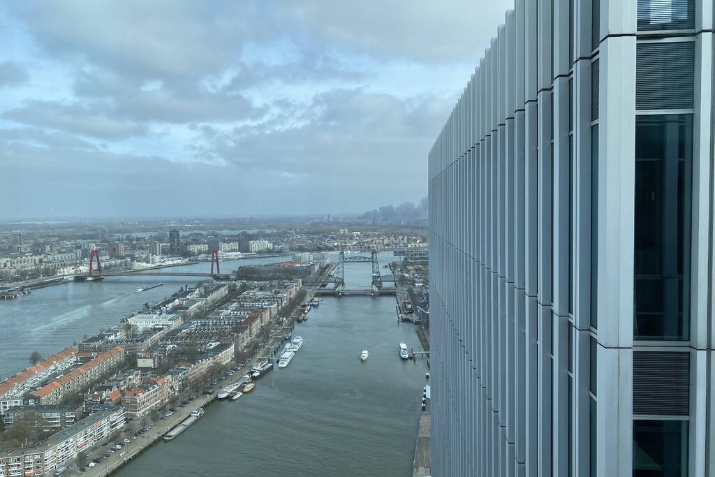 Enorme rookwolken bij grote brand in bedrijfspand