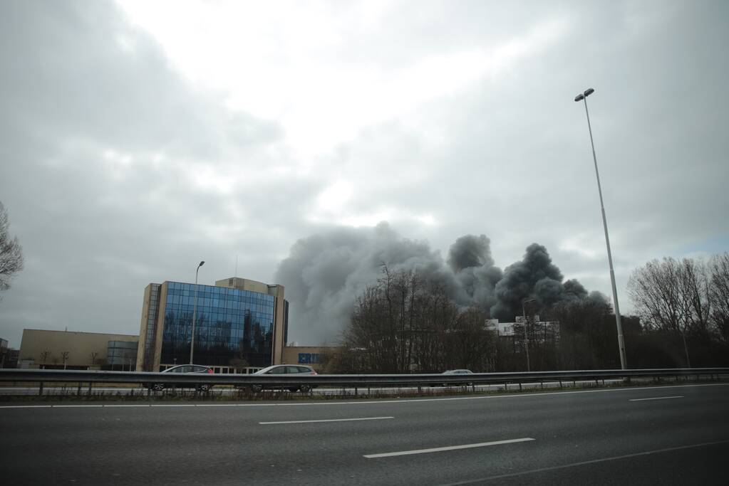 Enorme rookwolken bij grote brand in bedrijfspand