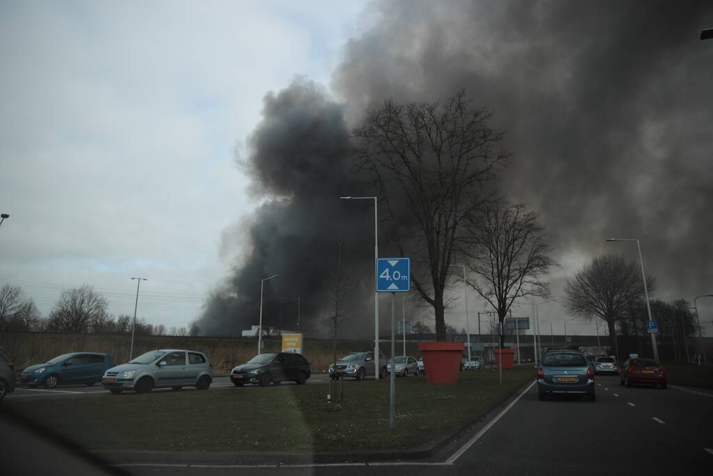 Enorme rookwolken bij grote brand in bedrijfspand