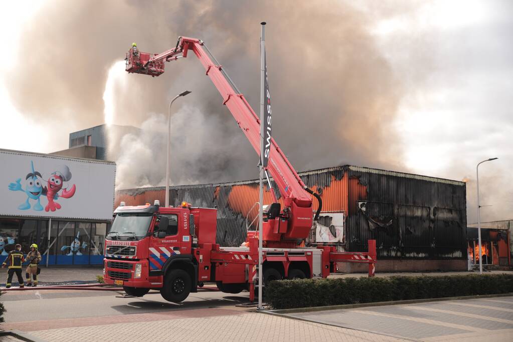 Enorme rookwolken bij grote brand in bedrijfspand