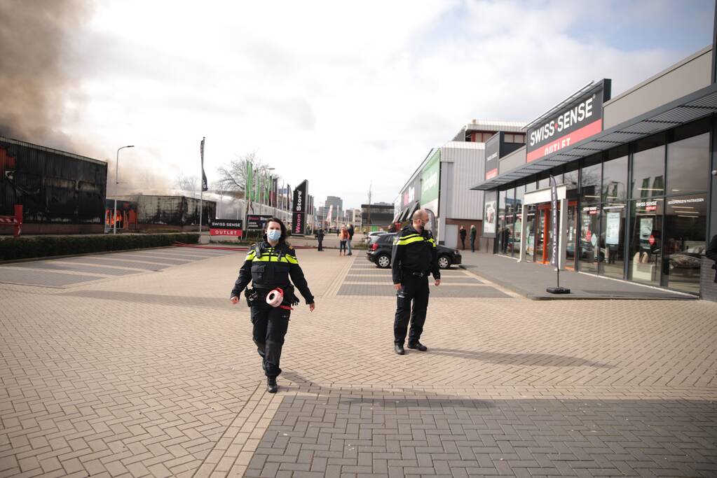 Enorme rookwolken bij grote brand in bedrijfspand