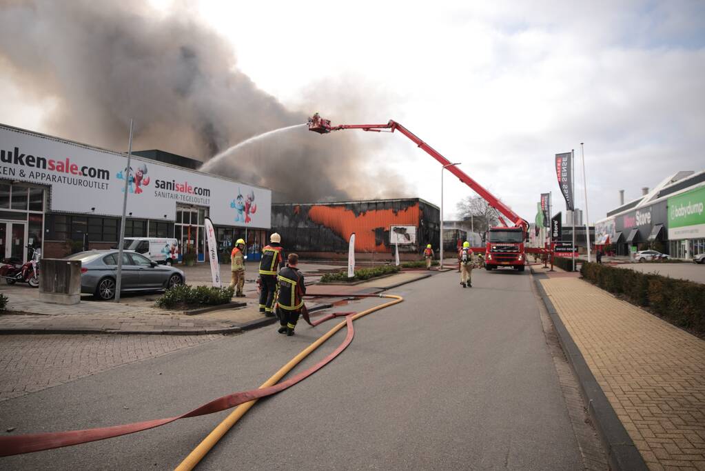 Enorme rookwolken bij grote brand in bedrijfspand