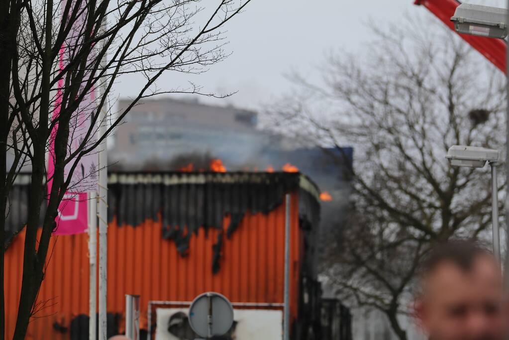 Enorme rookwolken bij grote brand in bedrijfspand