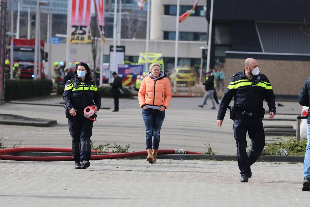 Enorme rookwolken bij grote brand in bedrijfspand